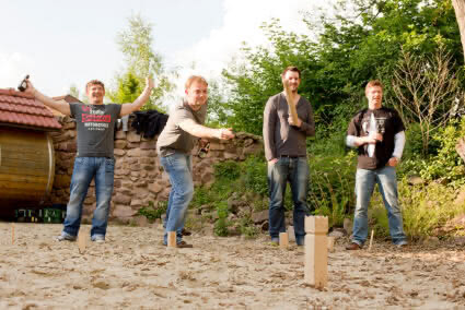 Eine Gruppe von vier Männern spielt Kubb im Beverland