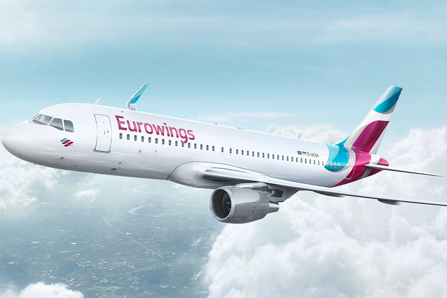 Eurowings-Flugzeug fliegt über den Wolken