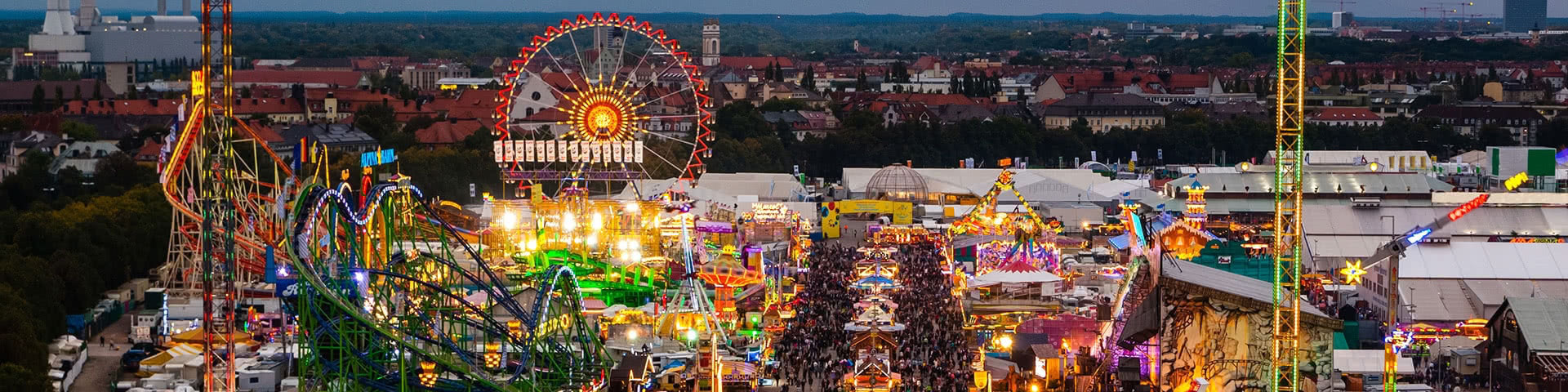 Blick auf das Oktoberfest in München bei Dämmerung