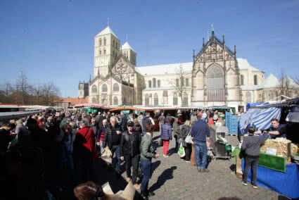 Wochenmarkt vor dem St. Paulus Dom in Münster