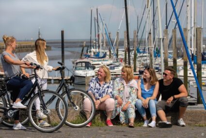 Radtour Pause am Hafen in Neuharlingersiel