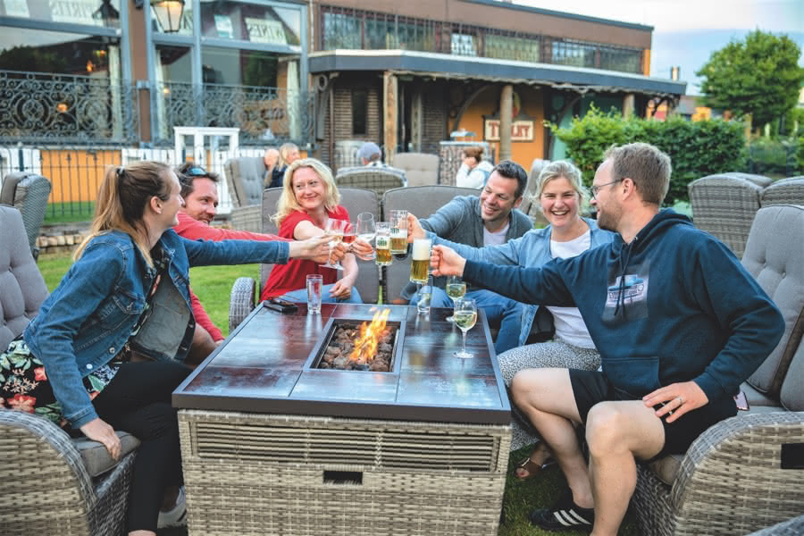 Relaxen im Wangerland-Resort Garten an einem kleinem Tischfeuer