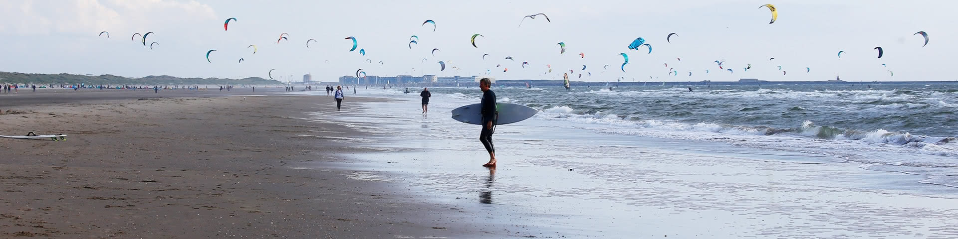 Kitesurfer am Strand von Wijk aan Zee