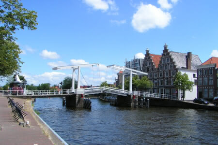 Brücke in der Altstadt von Haarlem